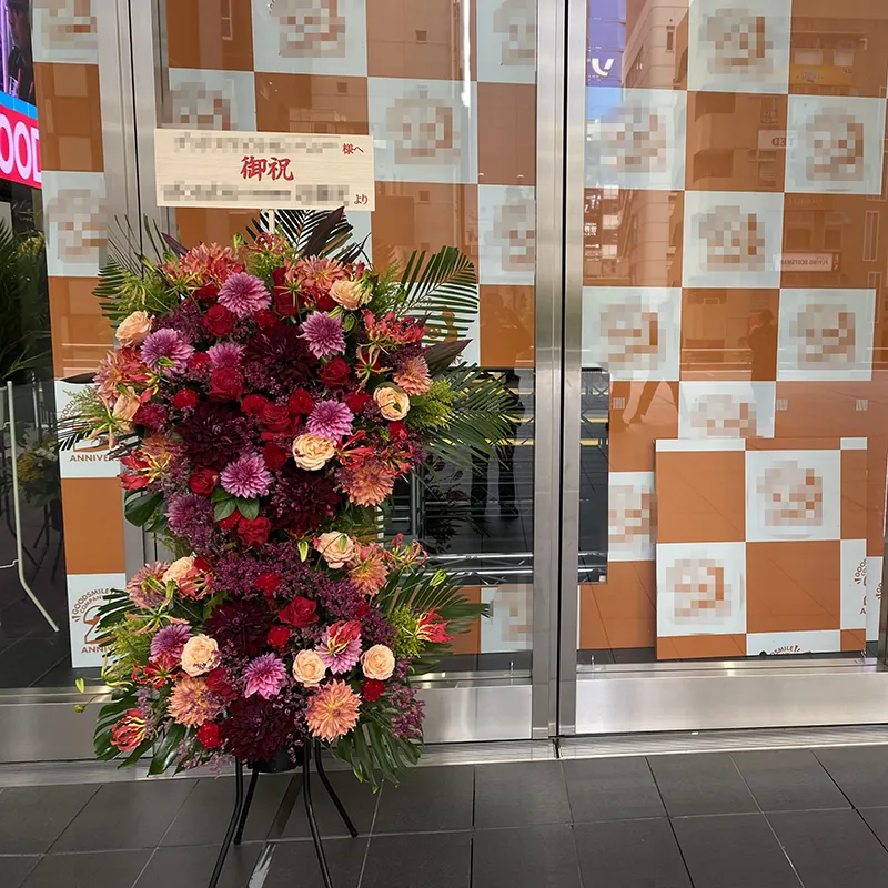 イベントホールお届けした赤系スタンド花の実例