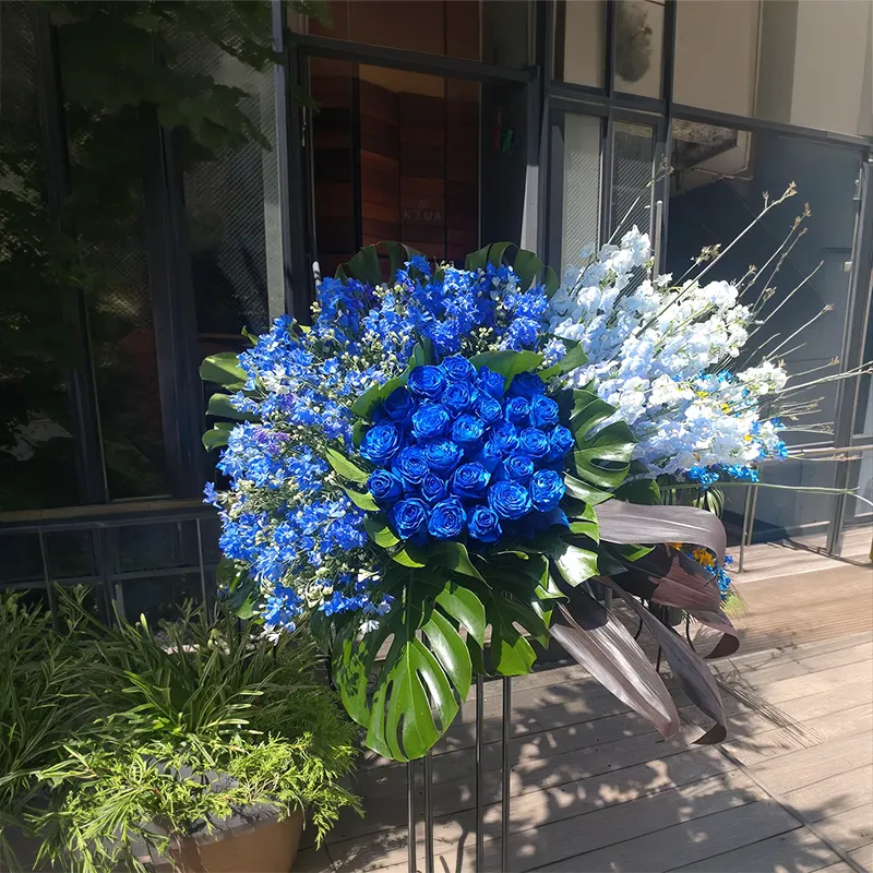 お店のオープンにお届けしたブルーのスタンド花の実例