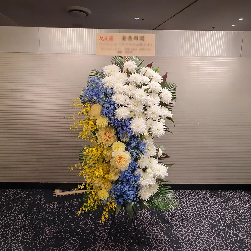 ホテルのボールルームへお届けした公演祝い花の実例