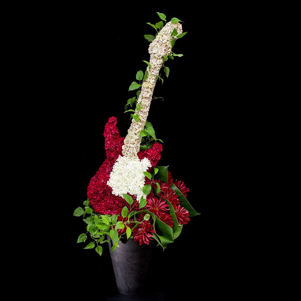 赤と白の花でギター全体を表現した楽器モチーフフラワー
