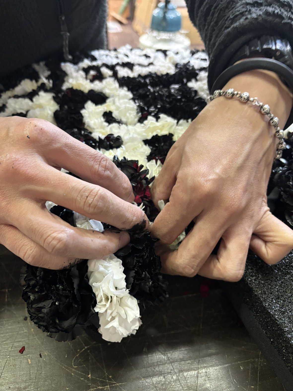 黒と白の花を使ったオーダーメイドモチーフ制作