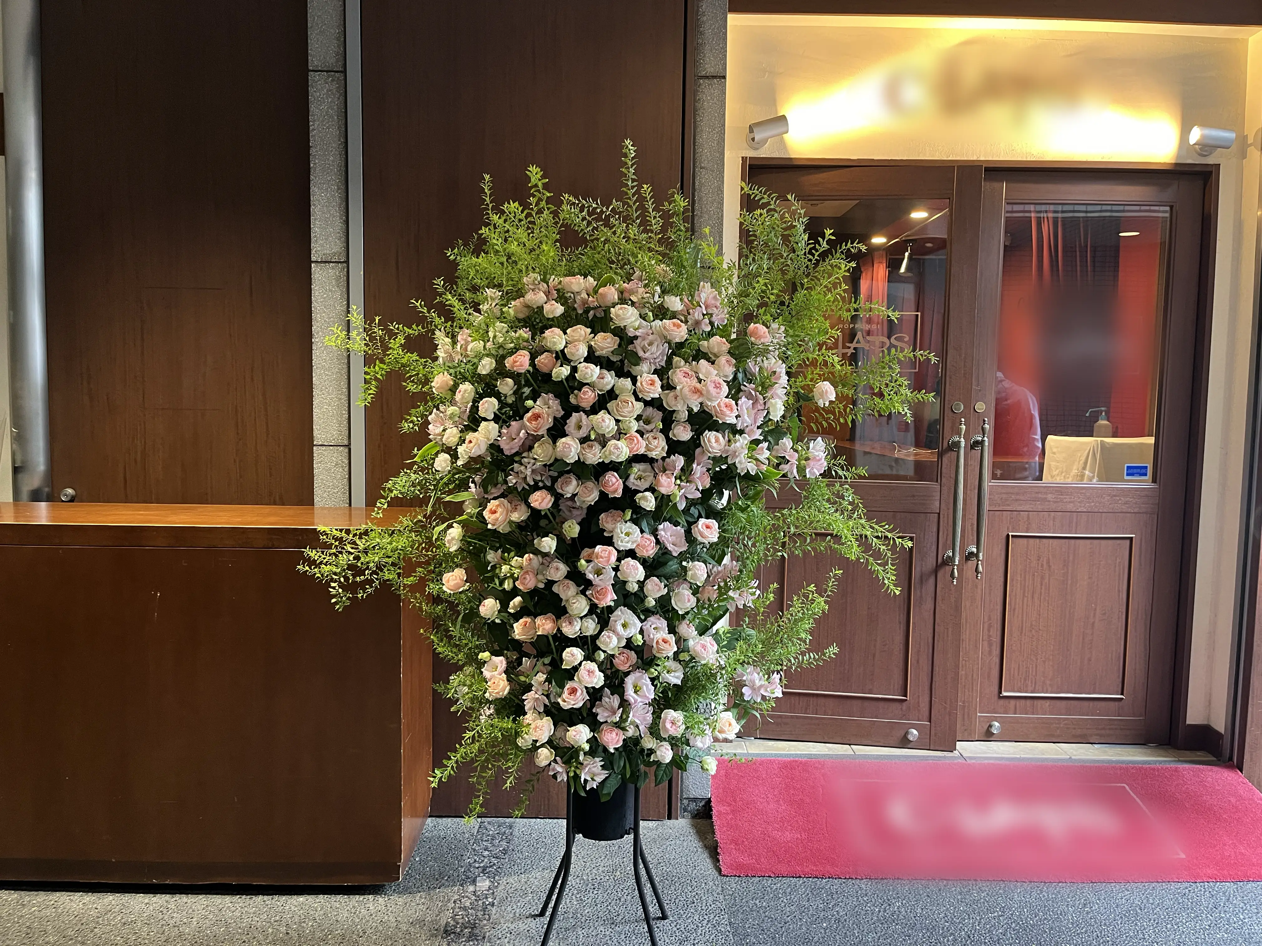 華やかなスタンド花が並ぶエントランス