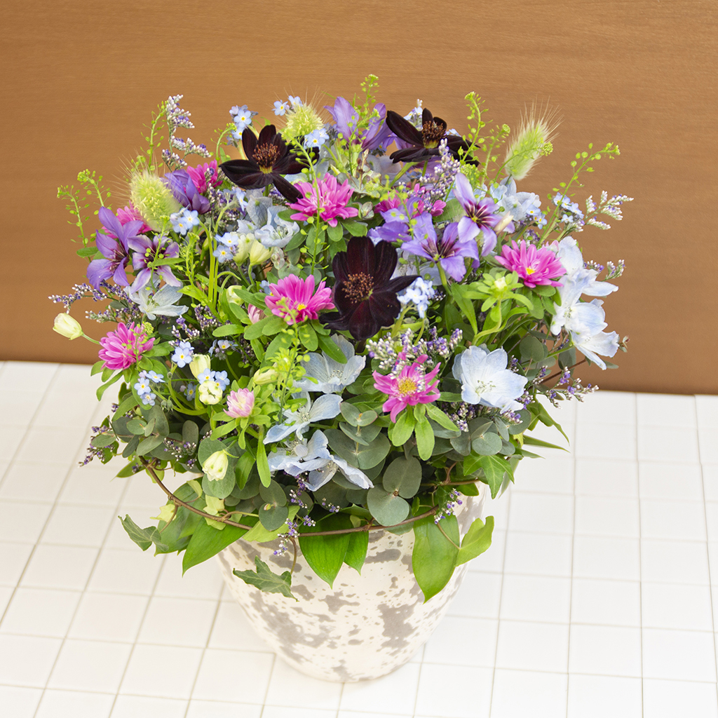 旬の植物がモダンに構成されたフラワーデザインのスケール感