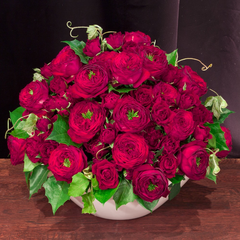 幾重にも重なる花びらが美しい変わり咲きの赤バラと、グリーンのコントラストが映えるアレンジメント