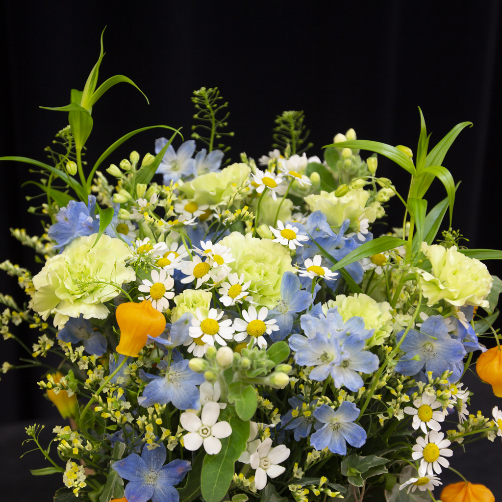 旬の草花をミニマルに構成した、ギフトに最適なミディアムサイズのフラワーデザイン