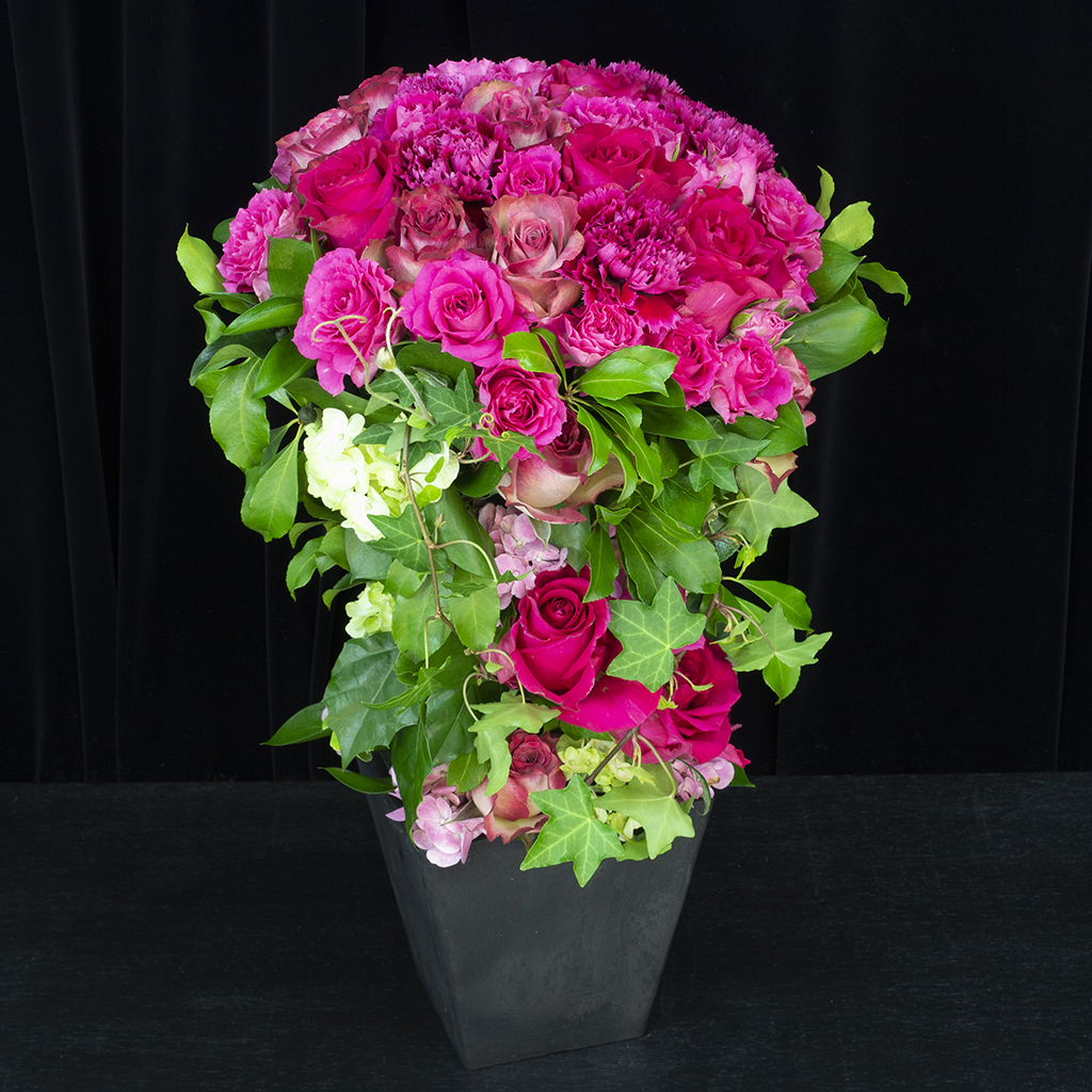 ピンクのグラデーションと豊かなグリーンが調和した、華やかで可愛らしいアレンジメント「レベンディヒ・ガーデン」