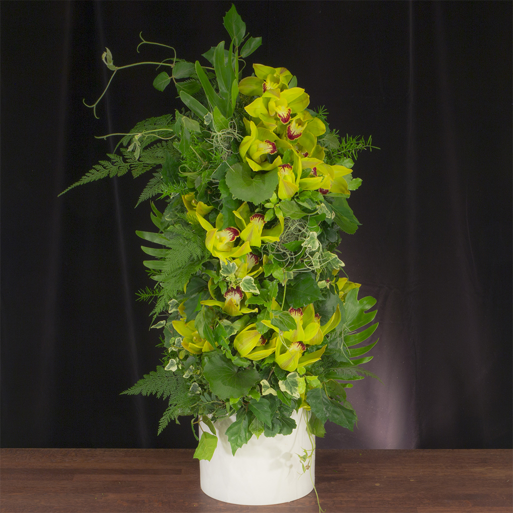 濃いグリーンとシンビジウムで創り上げられた、ダイナミックなタワー型アレンジメント『ジャングルタワー』