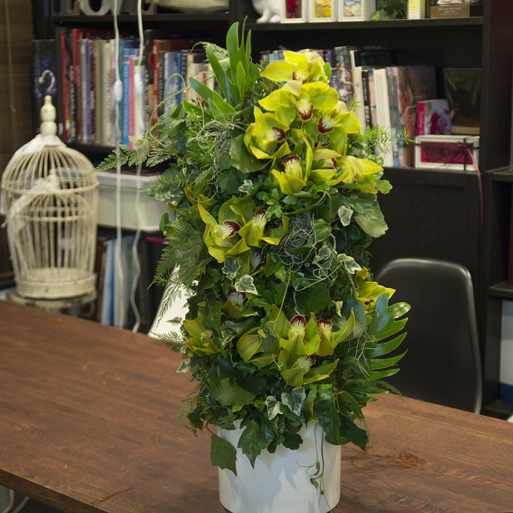 花器に活けられた、都会的でモダンなグリーン一色のデザイナーズフラワー