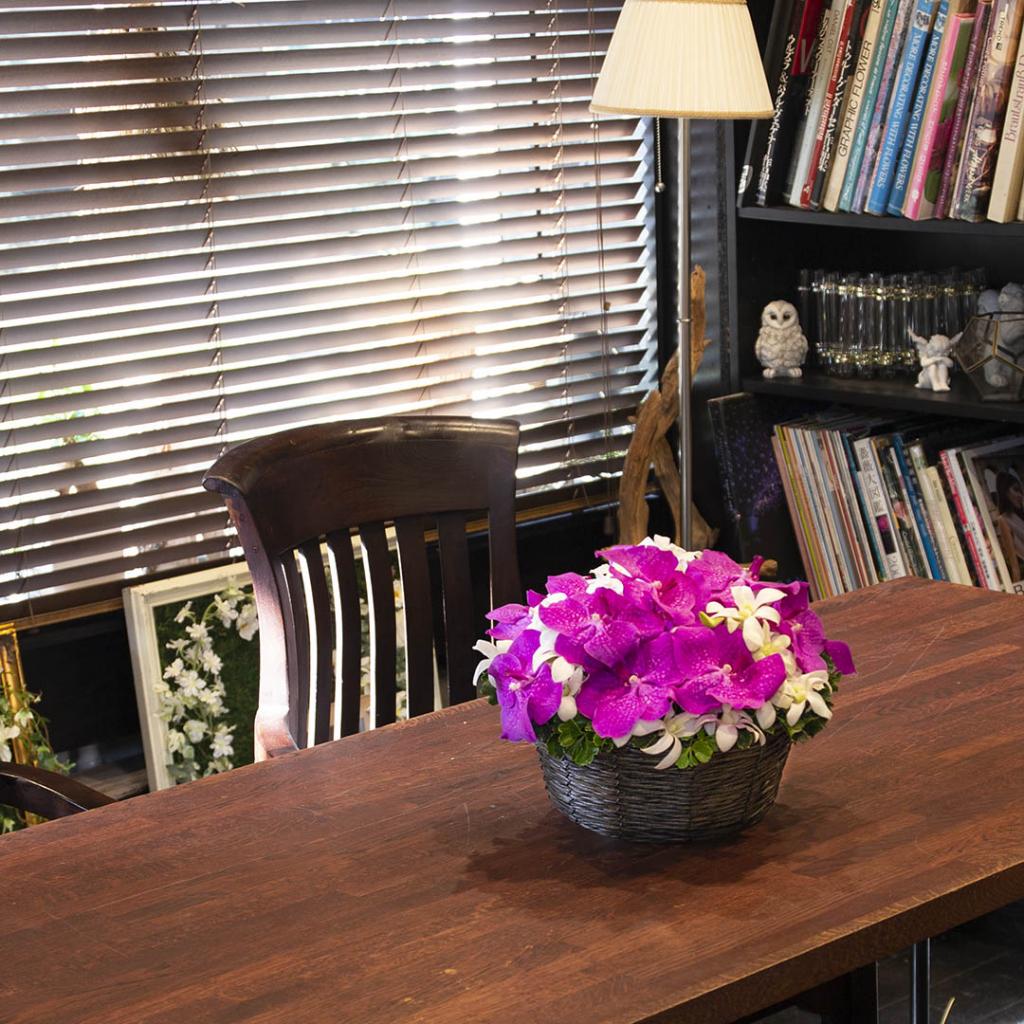 バンダの深い色彩とデンファレの端正な白が織りなす、格調高いフラワーデザインの近景