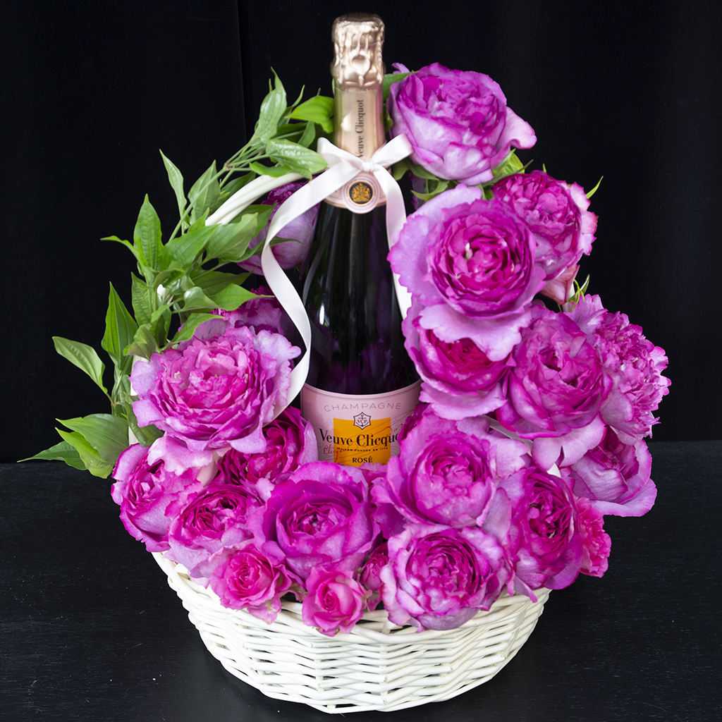 ヴーヴ・クリコのロゼシャンパンと、香りの良いピンクのバラ『イヴピアジェ』が詰まった華やかなギフトバスケット
