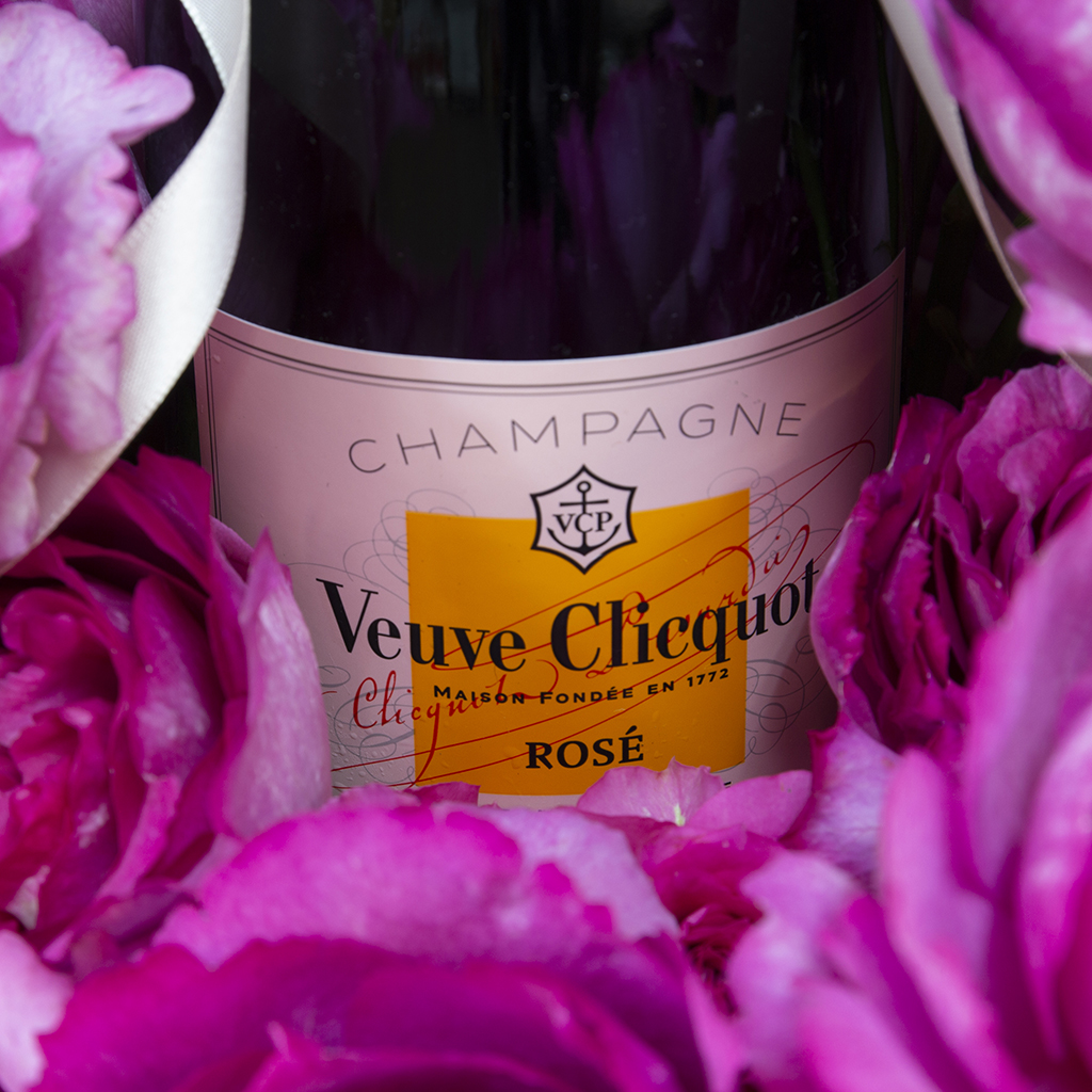 大輪で芳醇な香りのバラ『イヴピアジェ』と、ヴーヴ・クリコ ローズラベルの美しい調和のアップ