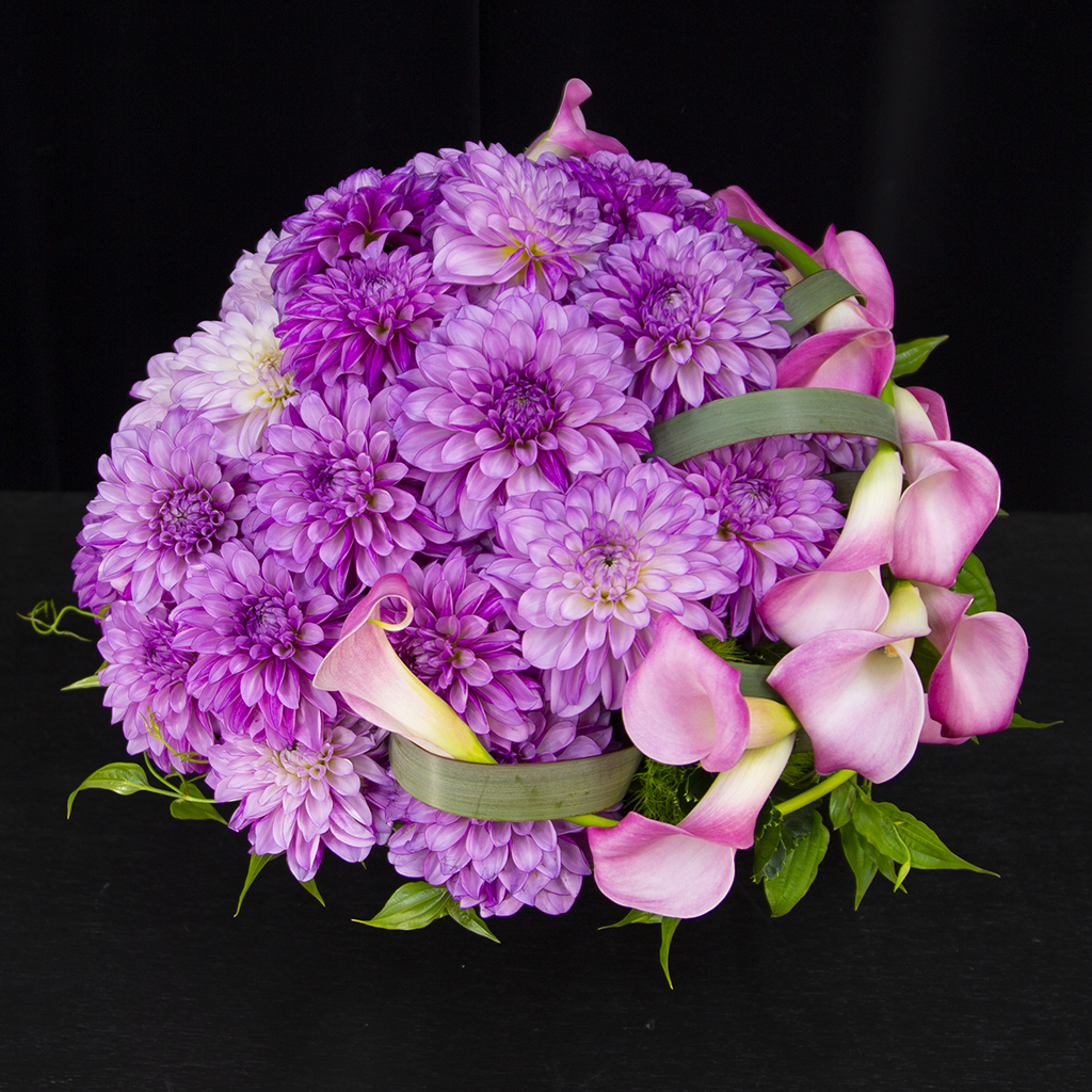 ダリアを囲むようにカラーを編み込み、光のような造形美を表現したアレンジメント ダリアルーチェ