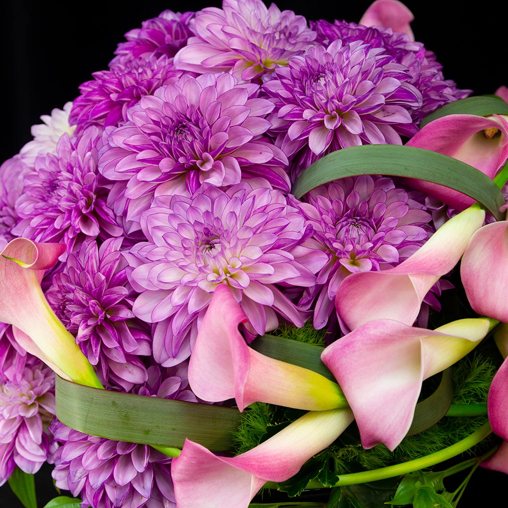 しなやかなカラーのラインとダリアの重なりが美しい、デザイナーズ・フラワーギフト