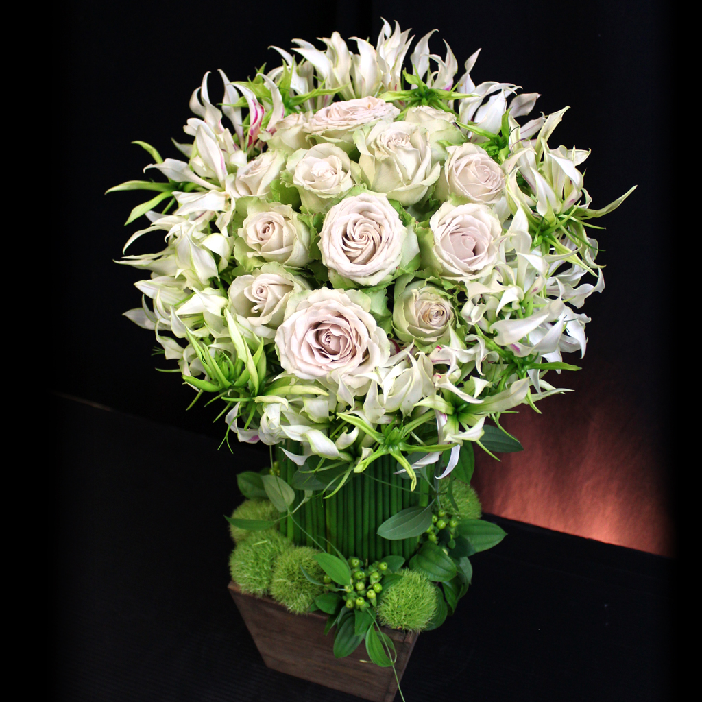 ベージュのバラと白いグロリオサで仕立てた、ツリーのような造形のデザイナーズアレンジメント「フォレストツリー[White]」