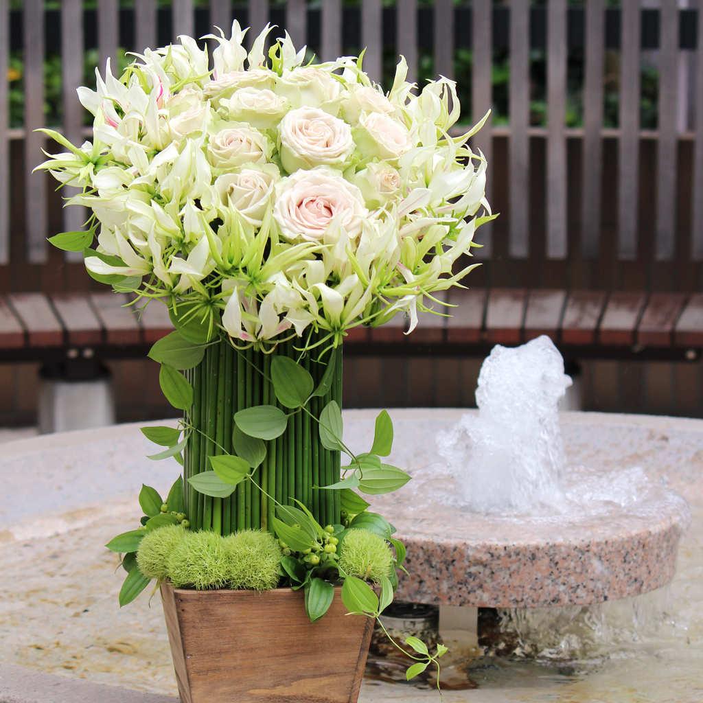 洗練されたホワイトとベージュのトーンが空間に映える、オブジェのような楽屋花・御祝花の設置イメージ