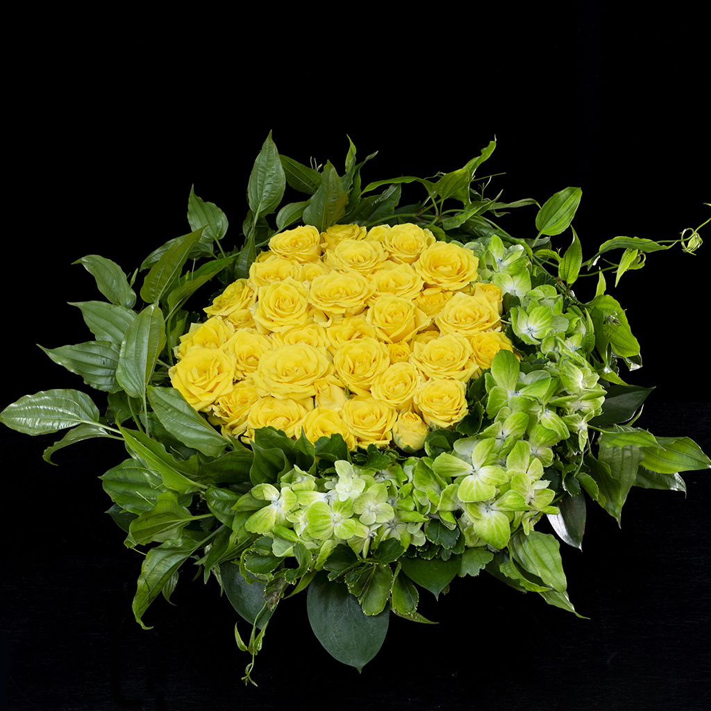 イエロースプレーバラを端正に整えた、モダンで洗練されたバスケットアレンジメント