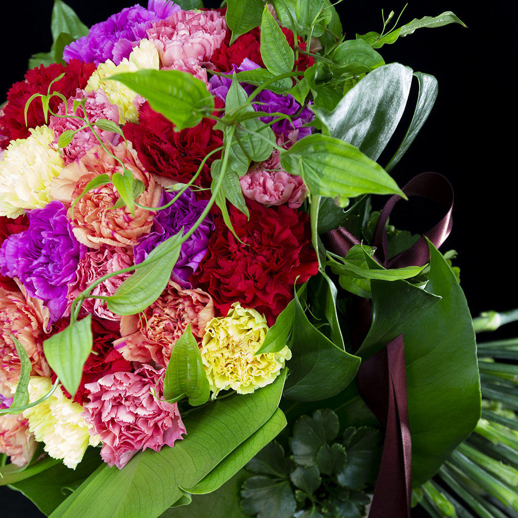 ブーケの密度感と、器との調和が美しい、優雅でコンパクトなフラワーアレンジのアップ