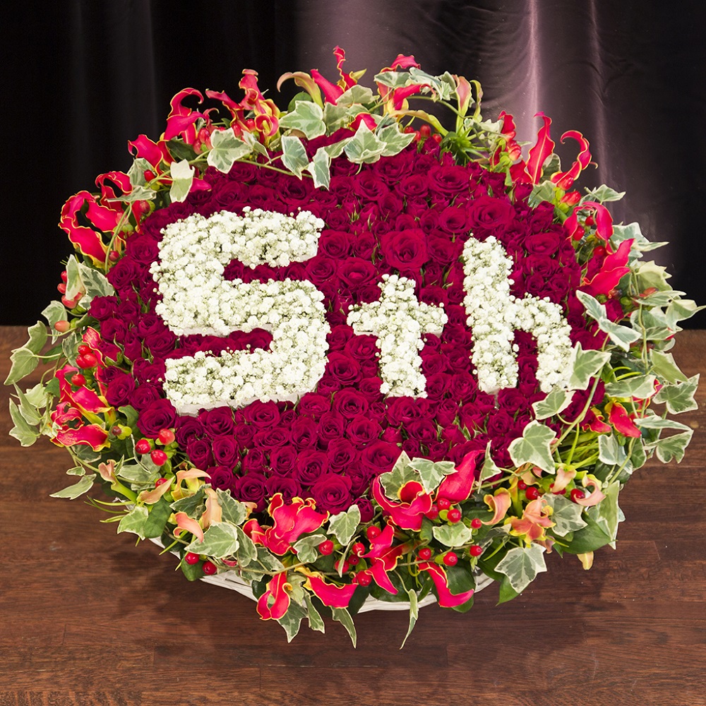 カスミソウで数字を型取り、赤いバラで周囲を彩ったアニバーサリー用ナンバーアレンジメント