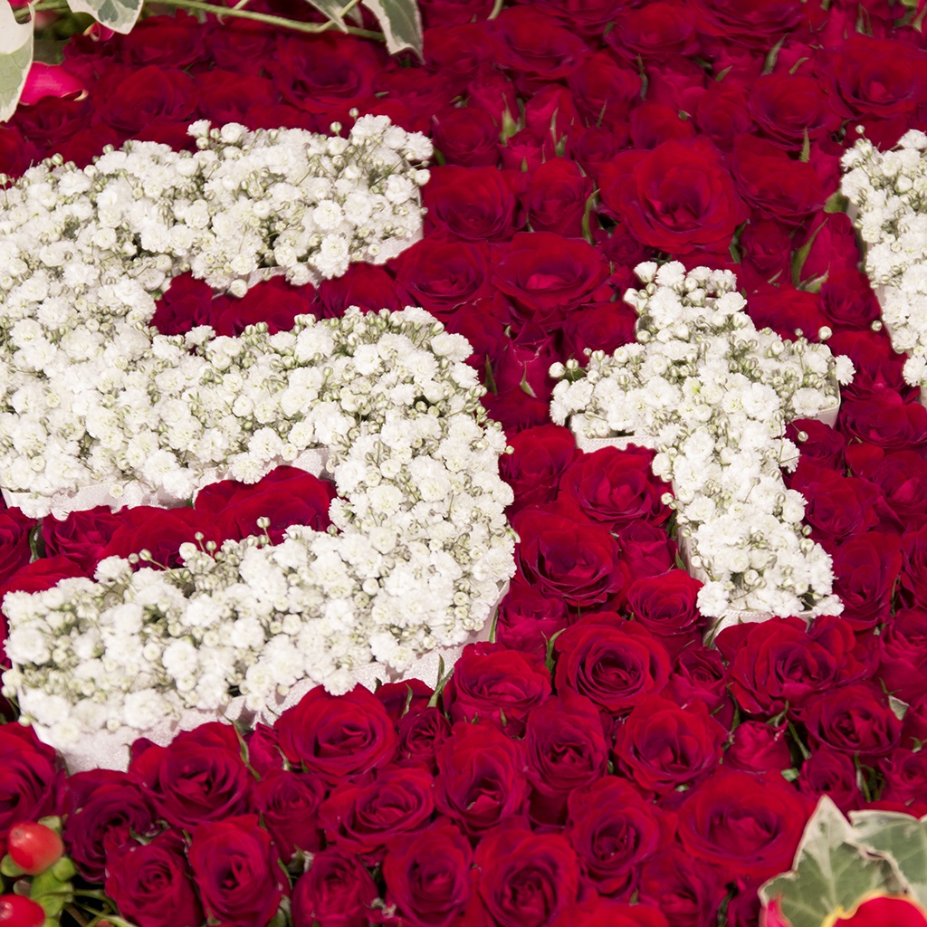 緻密に配置されたカスミソウの数字と、それを見事に引き立てる赤いバラのグラデーション