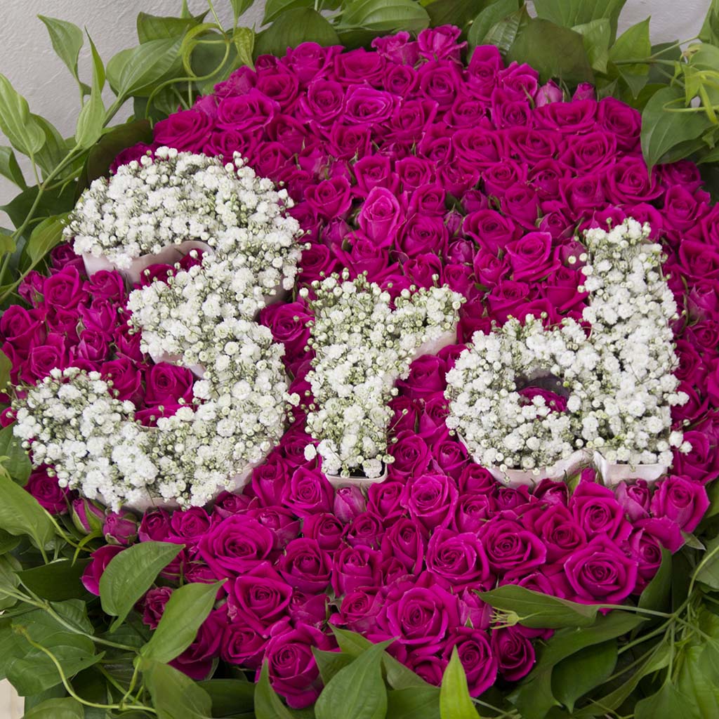 周年記念や誕生日の主役にふさわしい、オーダーメイドの数字入りフラワーギフト設置イメージ