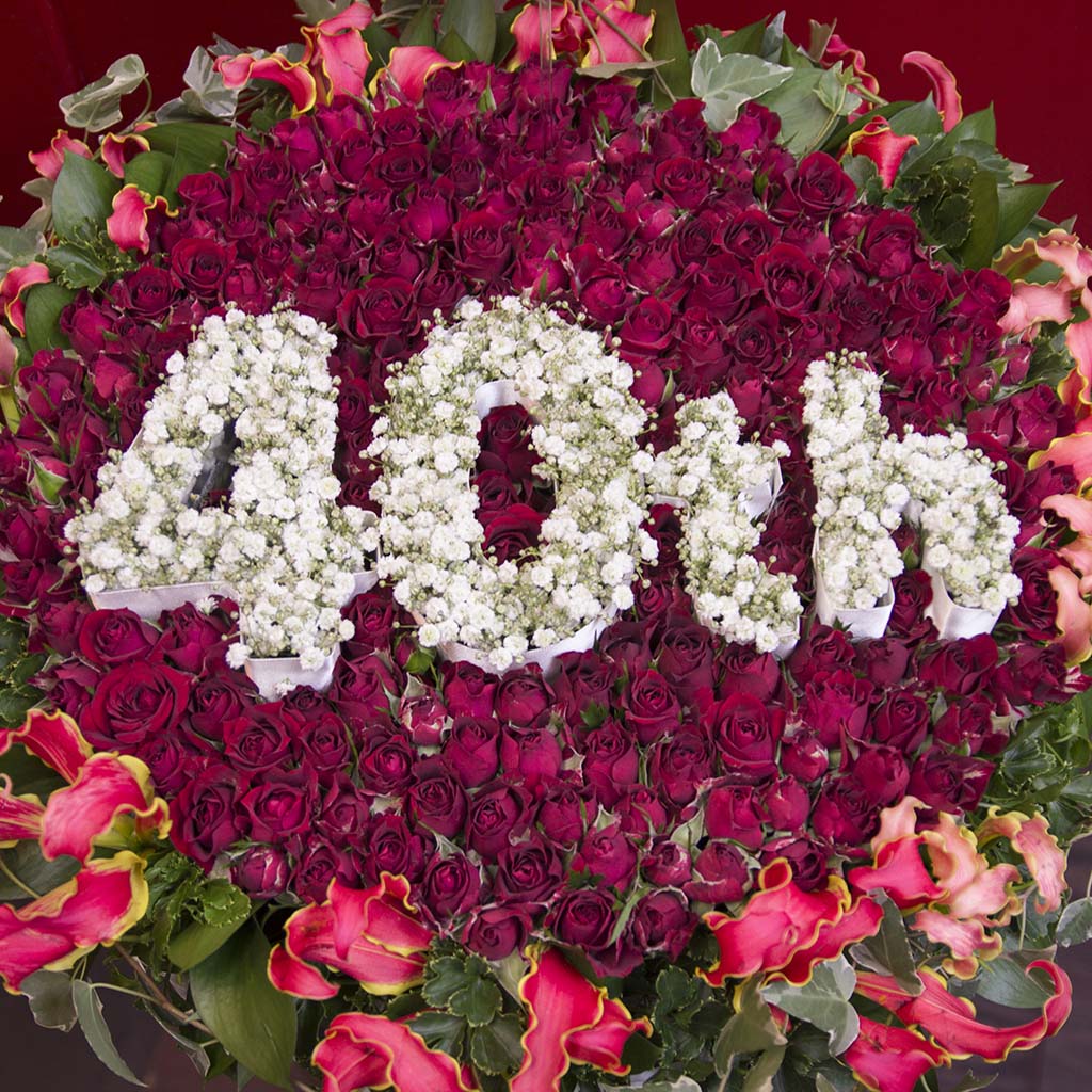 緻密に配置されたカスミソウの数字と、それを見事に引き立てる赤いバラのグラデーション