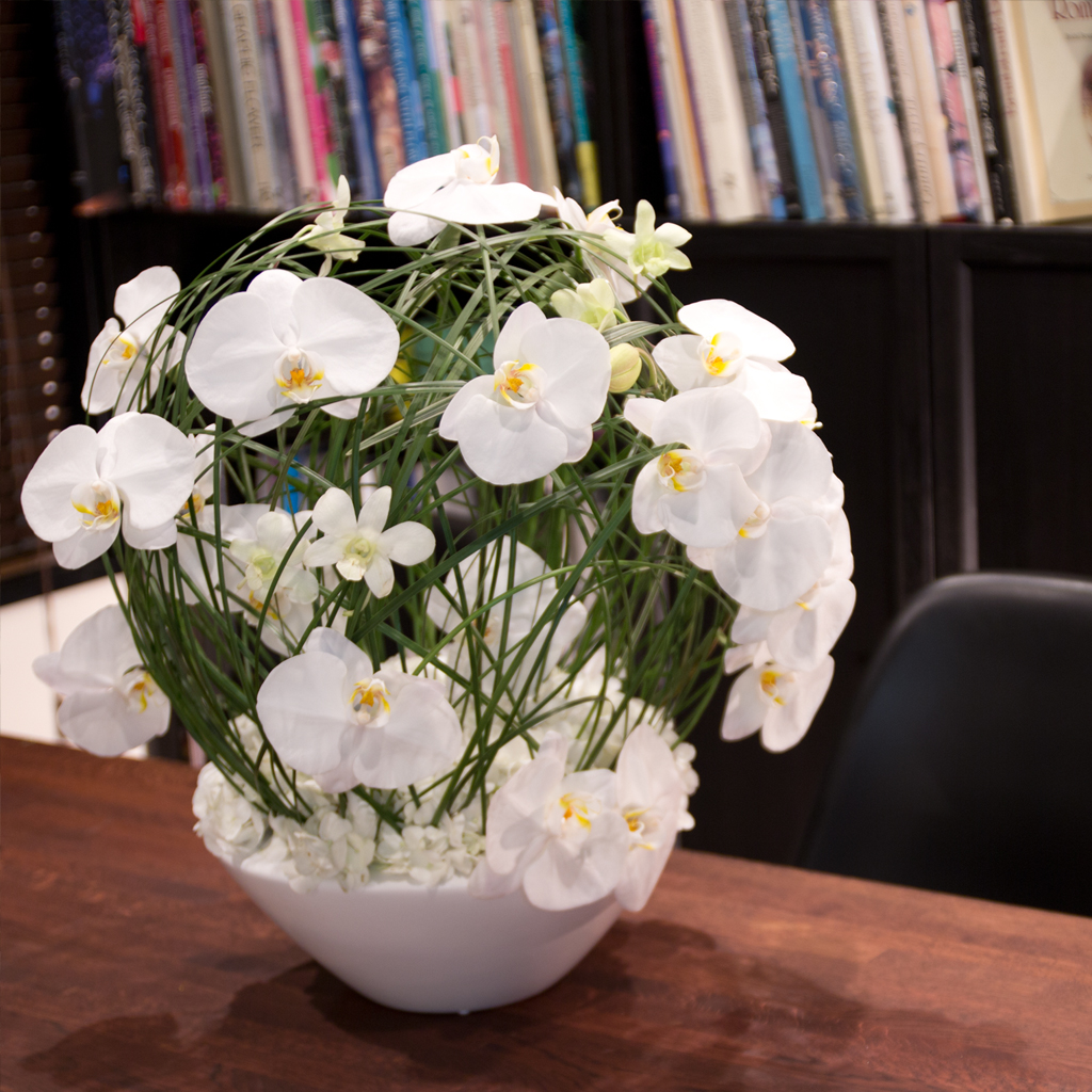 宇宙の軌道を描くようなモダンで個性的なシルエットが美しい、デザイナーズフラワーの設置イメージ