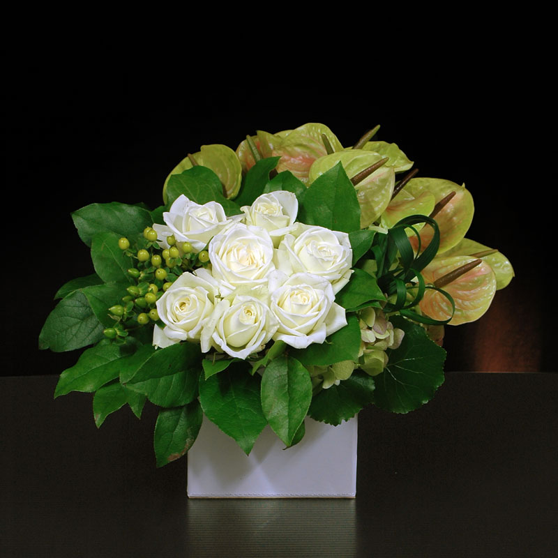 白バラとグリーンのアンスリウムを組み合わせた、スタイリッシュなホワイトインテリアアレンジ