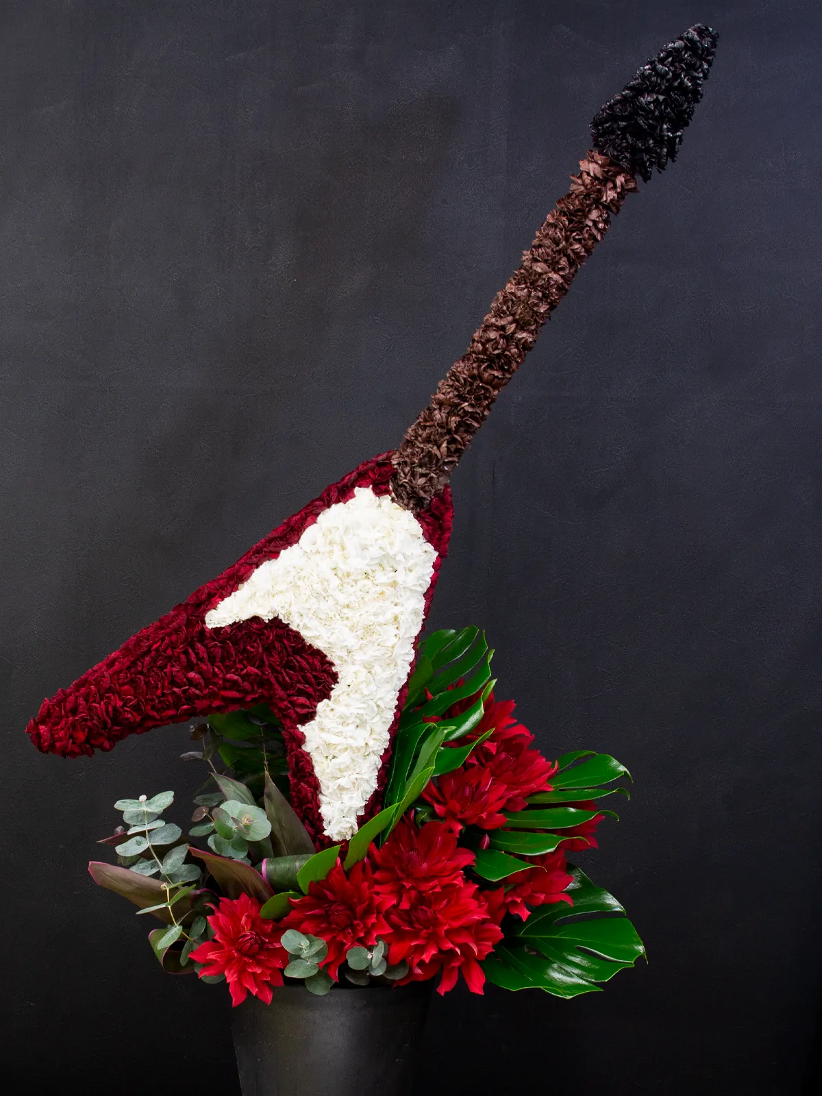 大規模会場 ホール公演祝いにおすすめの大型アレンジメント Guitar Floral Object FV