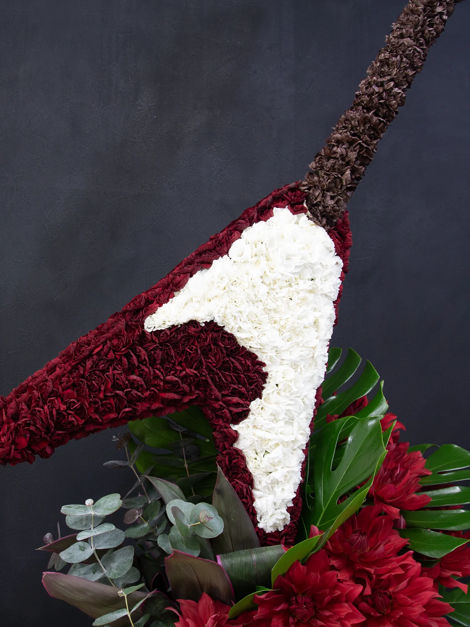 植物で描かれたギターの曲線と、繊細な花々のテクスチャーのクローズアップ