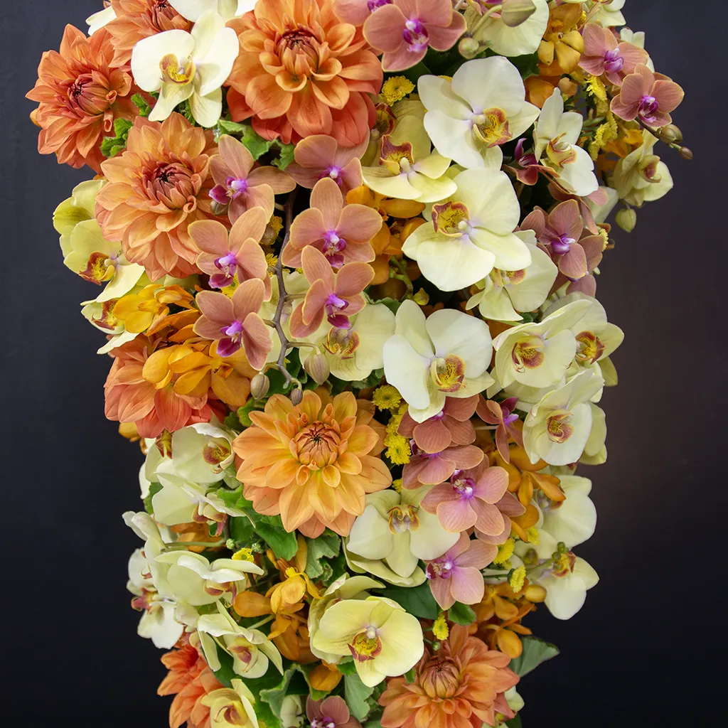 オレンジとイエローの色彩が重なり合う、立体的で洗練された印象のプリズム・サンストーン