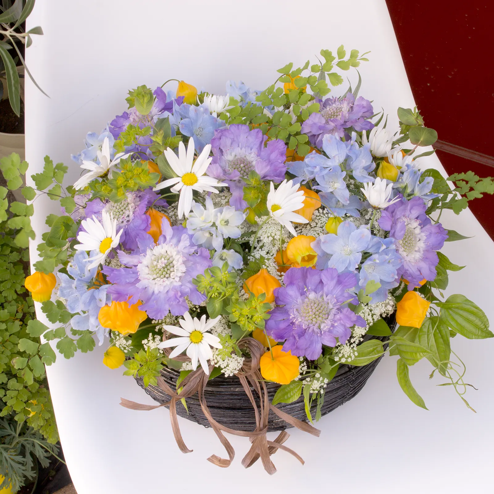 季節の旬の花々で仕立てるナチュラルなフラワーギフト。誕生日や記念日のお祝いにふさわしい華やかなバスケット