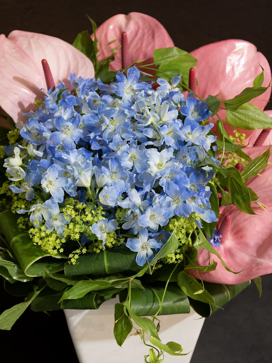 空間に清涼感を添える白い花器とスタイリッシュなお花の組み合わせ。お誕生日祝いや開店祝いに最適な卓上フラワーギフト