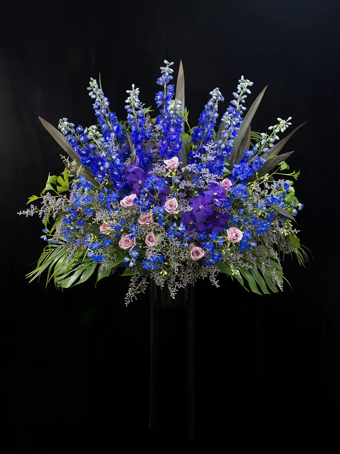 希少なブルーとパープルの花々を贅沢に使用した、神秘的で気品溢れるハイスタンダードな祝花（仕上がりイメージ）