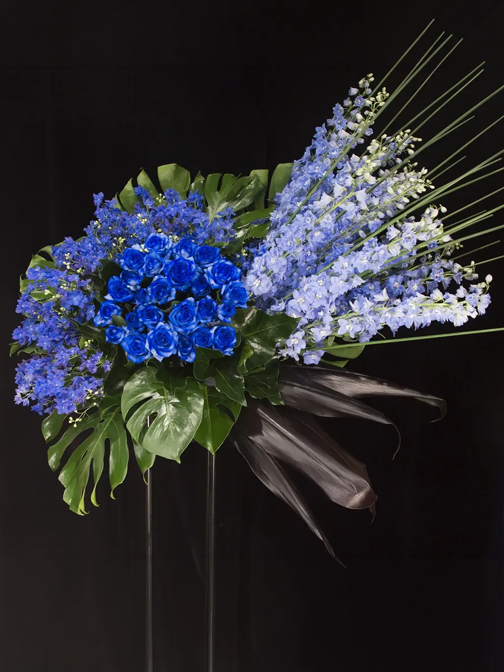 希少な青いバラとデルフィニュウムを贅沢に使用した、青い輝きが美しい『ALL-blue』スタンド花（仕上がりイメージ）